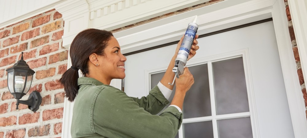 Sealing a door frame with silicone